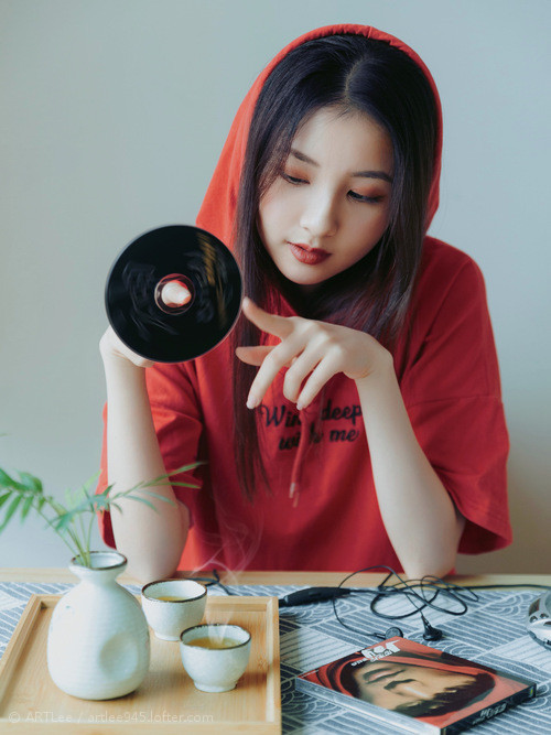 城市篮球夜场赛成为全民健身新风尚，激发青少年运动热情，夜间篮球比赛